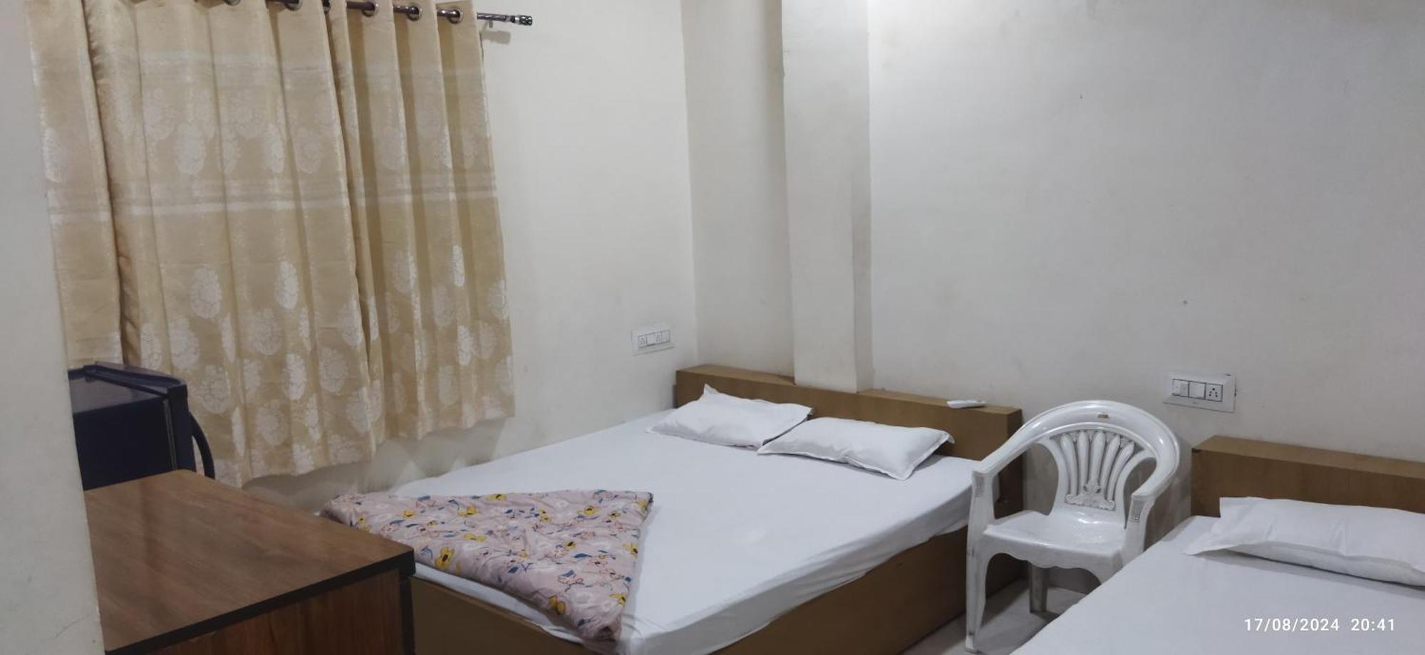 Shree Gajlaxmi Hotel Walking Distance From Mahakaleswar Ujjain Bagian luar foto